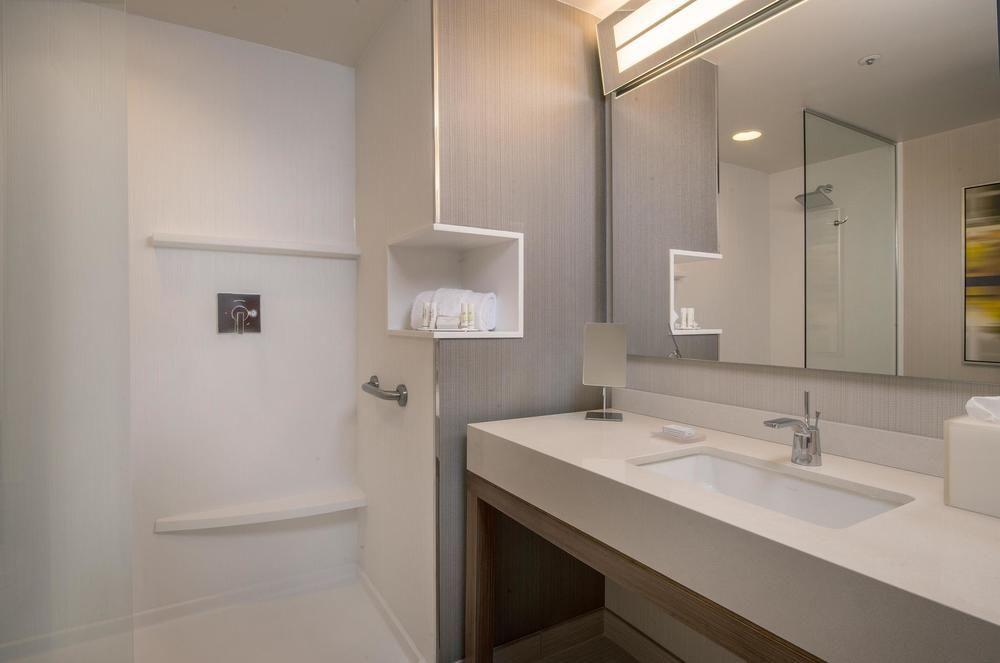 Hotel Courtyard By Marriott Airport