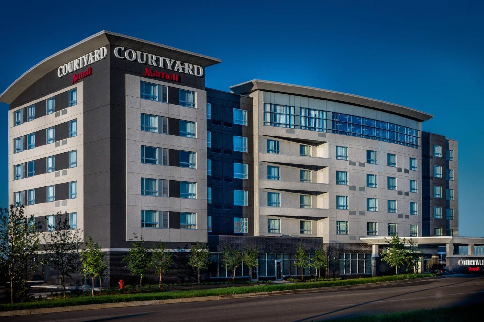 Courtyard By Marriott Airport Hotel