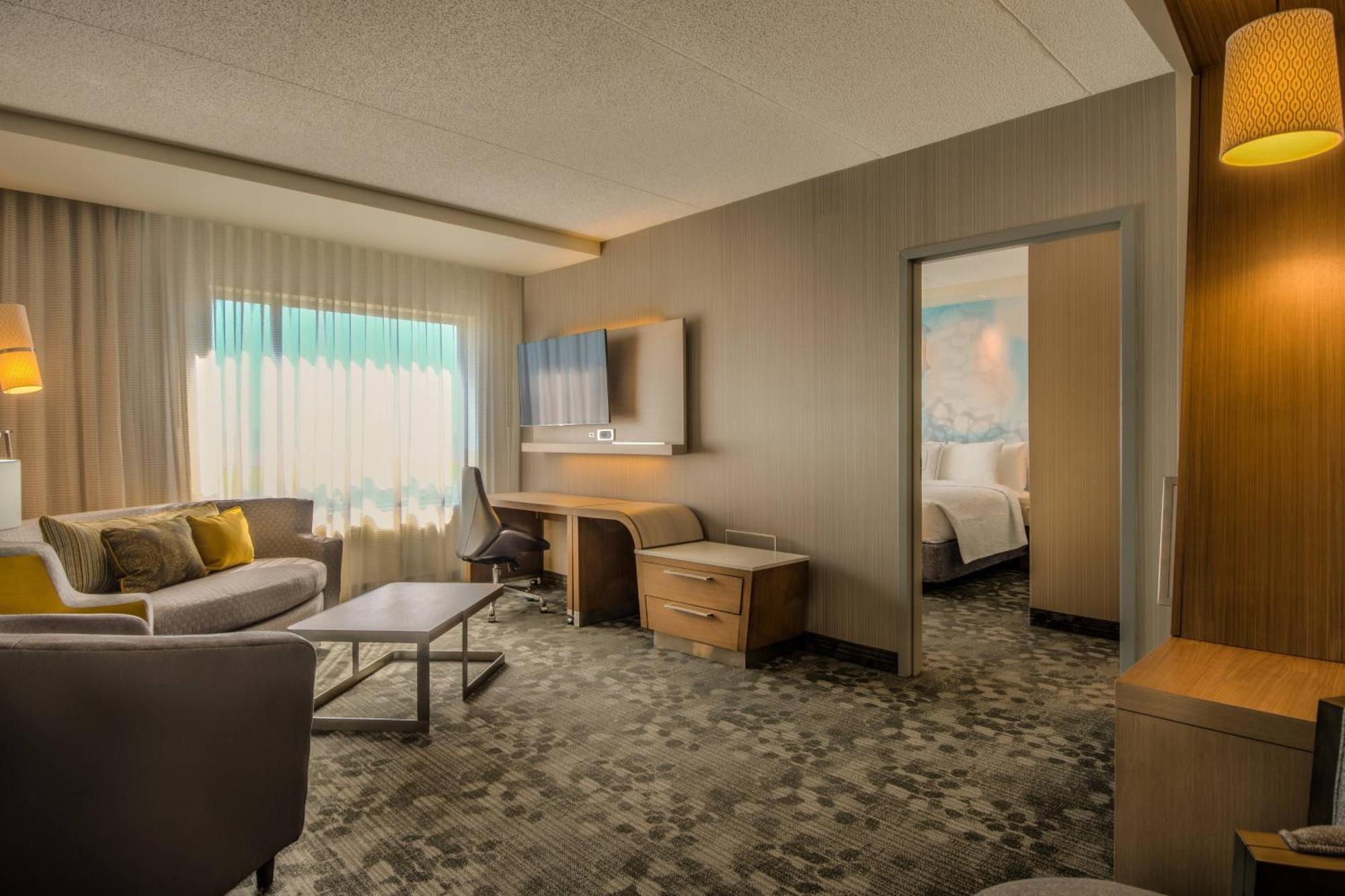 Hotel Courtyard By Marriott Airport