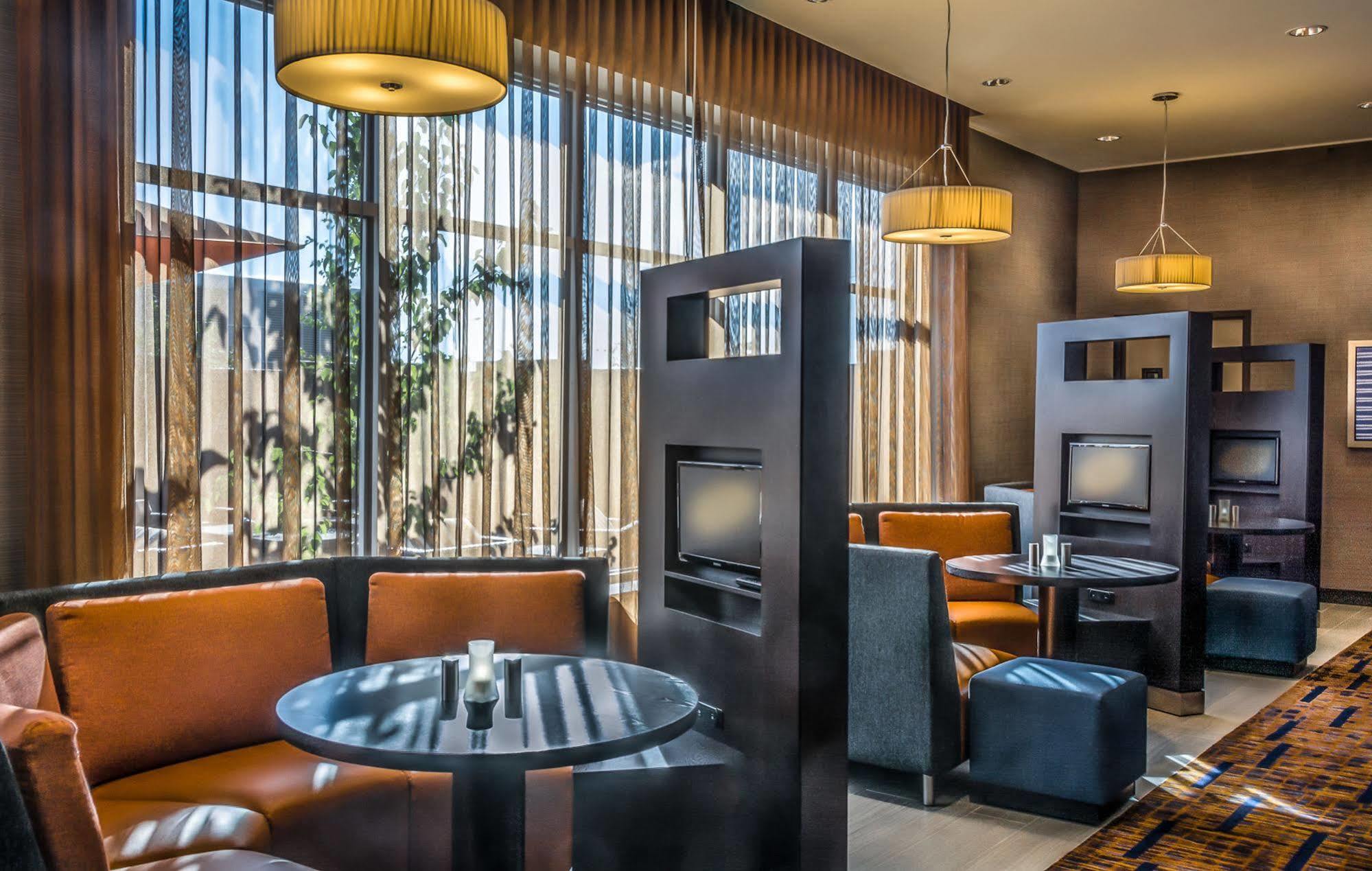 Courtyard By Marriott Airport Hotel